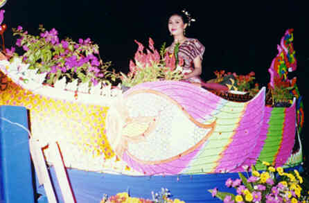 parade10.jpg - 19.5 K